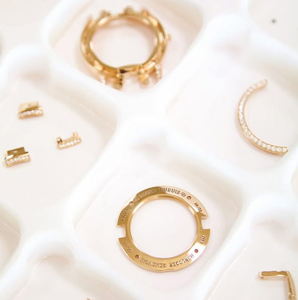 零件清洗完毕后将机芯装入表壳并进行检测-宇舶售后维修服务中心